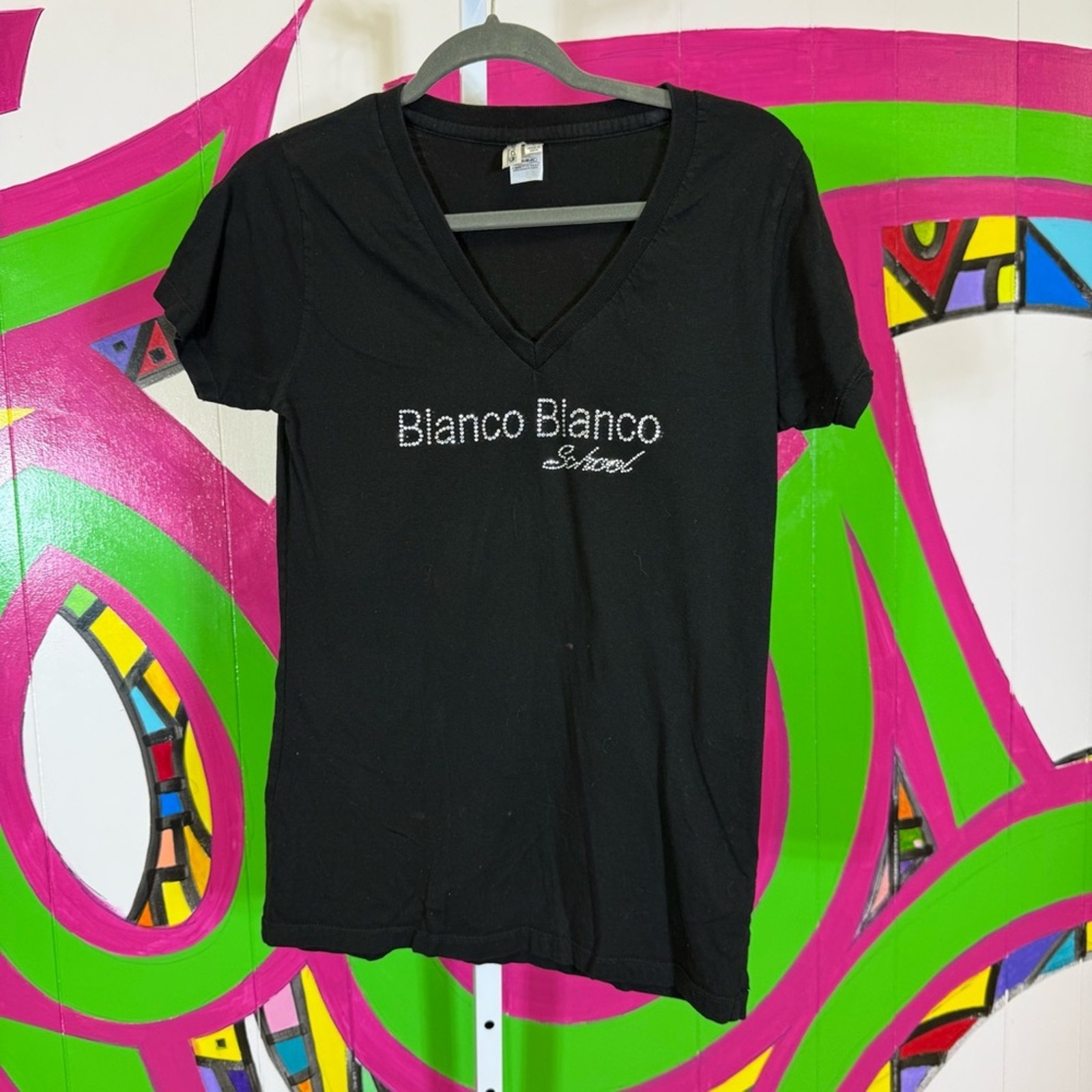 District Threads Bianco Bianco School Black VNeck TShirt Size Large